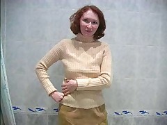 Video of a hot tart doing the wee-wee in the bath Part 1